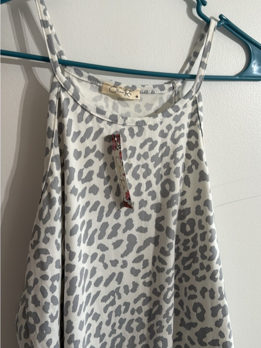 -Front Gray Leopard Print Tank Top - White & Gray